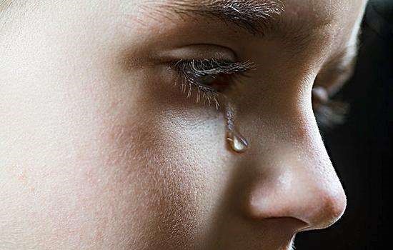 眼睛流眼泪.jpg